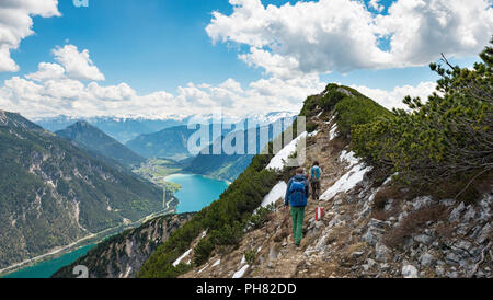 Zwei Wanderer auf Wanderweg, Überfahrt von Seekarspitz zu Seebergspitz, Blick auf den Achensee, Tirol, Österreich Stockfoto