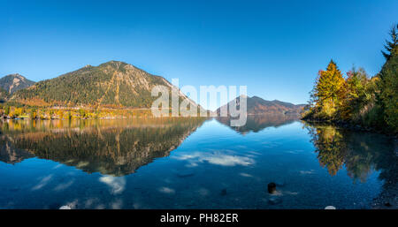 Blick über den See mit Jochberg und Herzogstand im Herbst, Wasser Reflexion, Walchensee, Oberbayern, Bayern, Deutschland Stockfoto