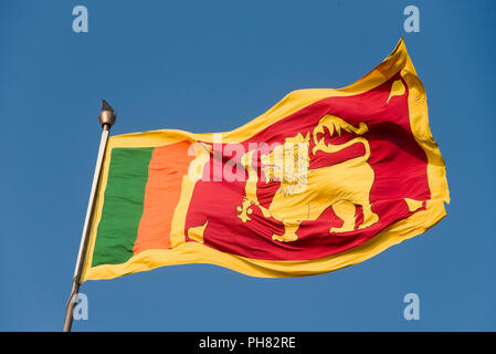 Horizontale Nahaufnahme der nationalen Flagge von Sri Lanka. Stockfoto