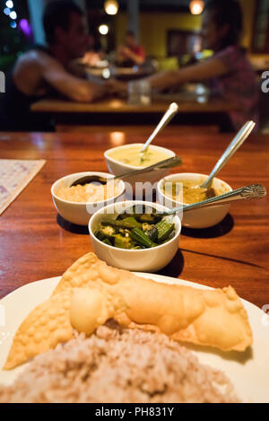 Vertikale Nahaufnahme von einem leckeren Curry aus Sri Lanka. Stockfoto