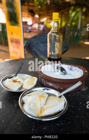 Vertikale in der Nähe der traditionellen Buffalo Quark in Sri Lanka. Stockfoto