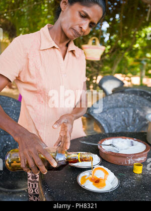 Vertikale in der Nähe der traditionellen Buffalo Quark in Sri Lanka. Stockfoto