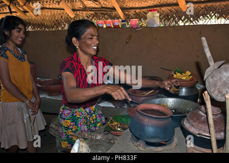 Horizontale Bildnis einer Dame mit ihrer Tochter, wie traditionelle Sri Lanka Essen zu kochen. Stockfoto