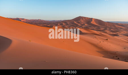 Sanddünen in der Wüste, dünenlandschaft Erg Chebbi, Merzouga, Sahara, Marokko Stockfoto