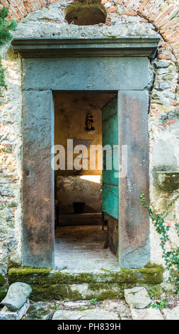 Garten Kapelle auf einem Bauernhof in der Ortschaft Borgo a Mozzano in der Provinz Lucca in der Toskana, Italien Stockfoto