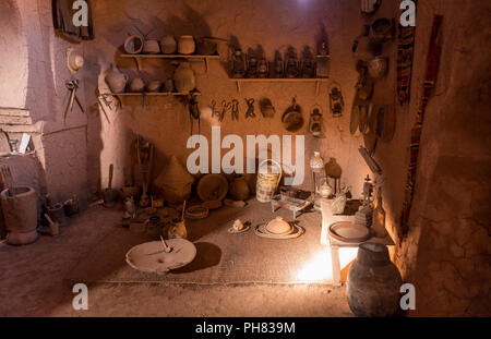 Historische Zimmer mit Küchengeräten, Interieur der Residenz eine Kasbah Ait Benhaddou, Hoher Atlas, Ksar Ait Benhaddou Stockfoto