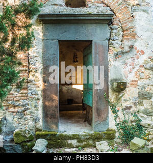 Garten Kapelle auf einem Bauernhof in der Ortschaft Borgo a Mozzano in der Provinz Lucca in der Toskana, Italien Stockfoto