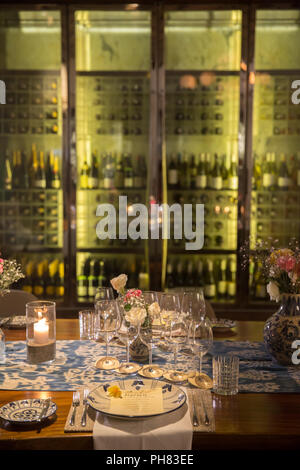 Weinstube Weinprobe einrichten Dekoration. Vielen Wein Gläser und Flaschen im Restaurant Stockfoto