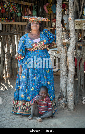 Native Herero Frau mit typischen Kopfbedeckungen und Kleidung und Kind, Kunene Region, Namibia Stockfoto