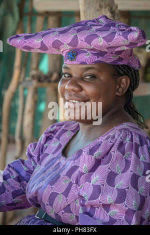 Native Herero Frau mit typischen Kopfbedeckungen und Kleidung, Kunene Region, Namibia Stockfoto