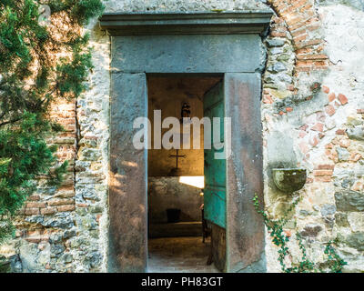 Garten Kapelle auf einem Bauernhof in der Ortschaft Borgo a Mozzano in der Provinz Lucca in der Toskana, Italien Stockfoto