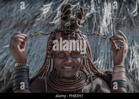 Ovahimba oder Himba, einer verheirateten Frau, die ihr Kopftuch präsentieren, Kunene, Namibia Stockfoto