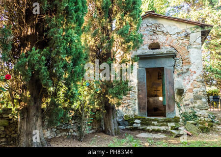 Garten Kapelle auf einem Bauernhof in der Ortschaft Borgo a Mozzano in der Provinz Lucca in der Toskana, Italien Stockfoto