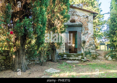 Garten Kapelle auf einem Bauernhof in der Ortschaft Borgo a Mozzano in der Provinz Lucca in der Toskana, Italien Stockfoto