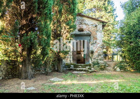 Garten Kapelle auf einem Bauernhof in der Ortschaft Borgo a Mozzano in der Provinz Lucca in der Toskana, Italien Stockfoto