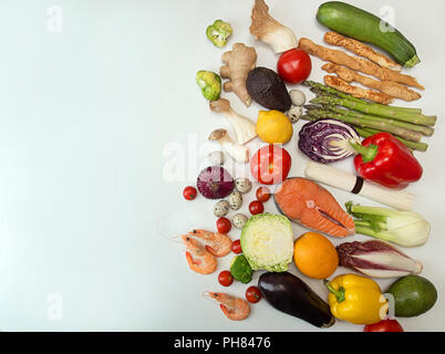 Set Sammlung Flachbild mit unterschiedlichen Art der Nahrung Gemüse Meeresfrüchte auf weißem Hintergrund legen. Konzept der gesunden Ernährung. Overhead. Kopieren Sie Platz. Stockfoto