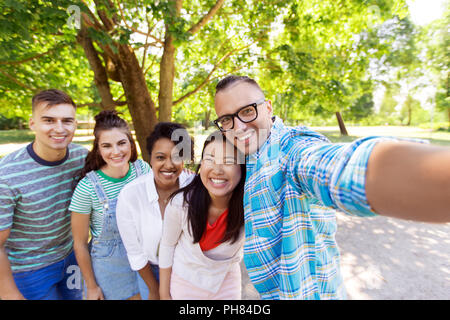 Gruppe von Happy internationale Freunde unter selfie Stockfoto