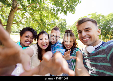 Gruppe von Happy internationale Freunde unter selfie Stockfoto