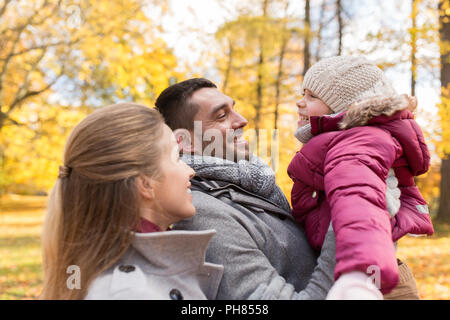 Happy Family im Herbst Park Stockfoto