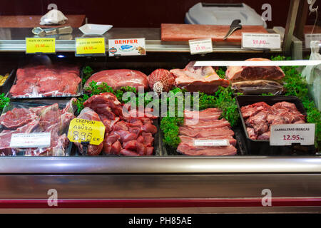 OVIEDO, SPANIEN - NOVEMBER 3, 2017: Cachopo, ein typisches Gericht von Asturien, besteht aus zwei großen panierte Kalbfleisch Filets mit Schinken und Käse gefüllt, für Stockfoto