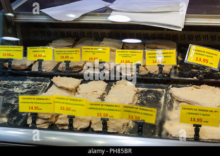 OVIEDO, SPANIEN - NOVEMBER 3, 2017: Cachopo, ein typisches Gericht von Asturien, besteht aus zwei großen panierte Kalbfleisch Filets mit Schinken und Käse gefüllt, für Stockfoto