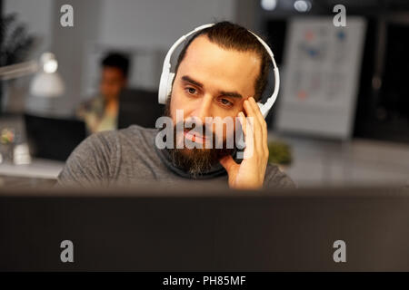Kreative Menschen mit Kopfhörern auf die Arbeit im Büro Stockfoto