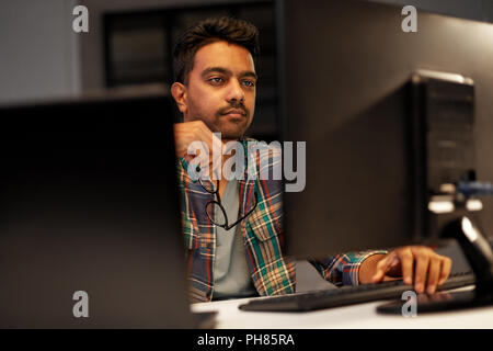 Nahaufnahme der kreativen Mann in der Nacht die Arbeit im Büro Stockfoto