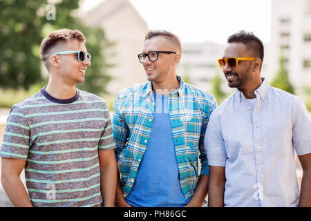 Glückliche junge Männer in der Sonnenbrille im Freien Stockfoto