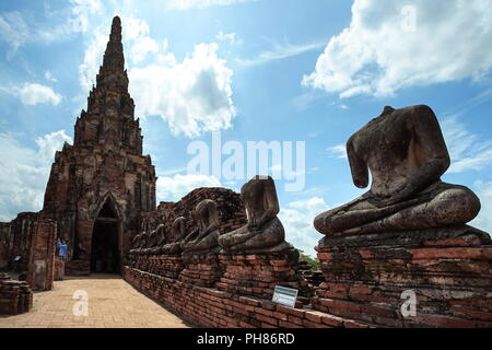 Ayutthaya, Thailand - 22. August 2018: alte Pagode und zerstörte Buddha Statue in watthanaram Tempel. Dies ist der berühmte Reiseziel in Ayuttha Stockfoto