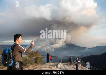 Touristen beobachten und fotografieren Brandgefahr Reduzierung am Mount Solitary, Blue Mountains, Australien Stockfoto