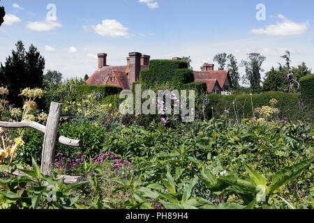 Englische LANDHAUS Garten im Sommer. GREAT DIXTER HOUSE. Stockfoto