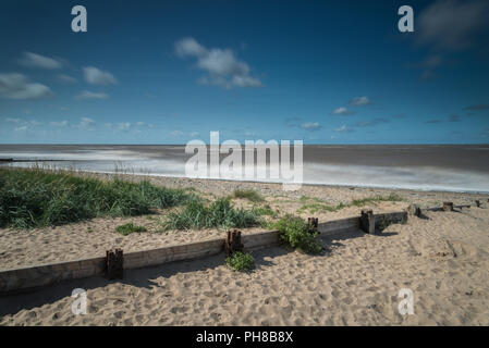 Die verlassenen Küste und Strand in Fleetwood auf der Lancashire Küste im Sommer mit langen Belichtung auf das Meer und den Sandstrand bei Flut. Stockfoto