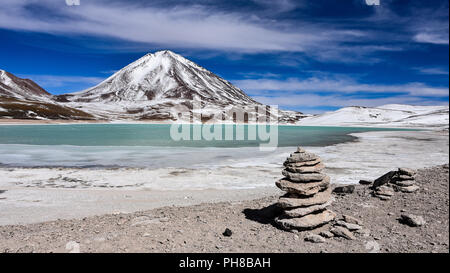 Ein Steinhaufen steht vor der Laguna Verde und der Licancabur Vulkan, Reserva Eduardo Avaroa, Sud Lipez Provinz, Bolivien Stockfoto