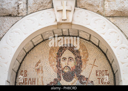 Cetinje, Montenegro - April 2018: Religiöse Mosaik, Jesus Christus über Startseite Eingang zum Haus Stockfoto