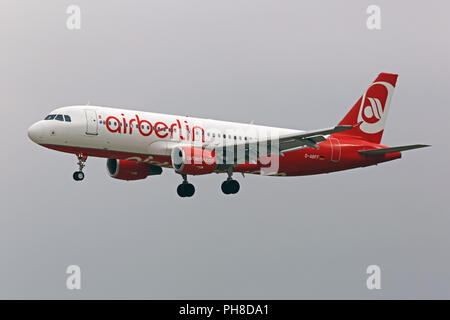 Airbus A320-214 der Air Berlin. Stockfoto