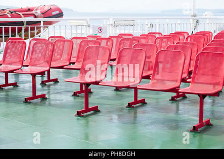 Reihen von Rot auf Grün Sitze leer Fähre Schiff Deck Stockfoto