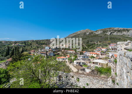 Stari Bar, Montenegro - April 2018: die roten Dächer von privathäusern wie von den Ruinen der alten Stadtmauer in Stari Bar gesehen, Stockfoto