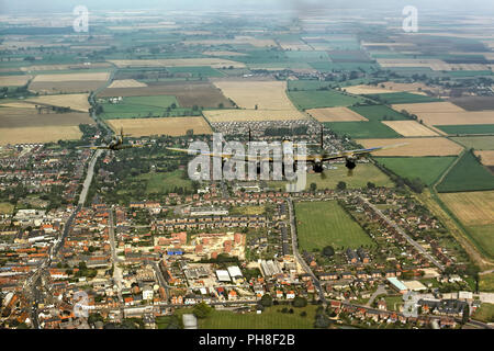 Lancaster PA 474 und Hurricane PZ 865 der RAF die Schlacht um England Memorial Flight fotografiert mit Kopf über Bourne, Lincolnshire in 1979. Das Foto wurde Stockfoto