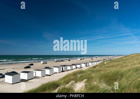 Autos und Wohnwagen und Camping Vans am Strand von Løkken/Lokken/Loekken, Dänemark, im Sommer 2018 Am berühmten "Strand", wo Menschen auf Th Antrieb Stockfoto