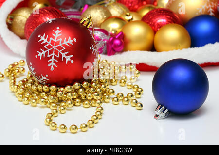 Weihnachtskugeln, Spielzeug, Girlande in rot Tasche Stockfoto