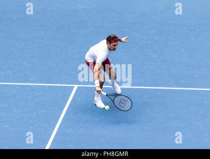 New York, Vereinigte Staaten. 30 Aug, 2018. Roger Federer von der Schweiz liefert Kugel während der US Open 2018 2. runde Match gegen Benoit Paire von Frankreich an USTA Billie Jean King National Tennis Center Credit: Lev Radin/Pacific Press/Alamy leben Nachrichten Stockfoto