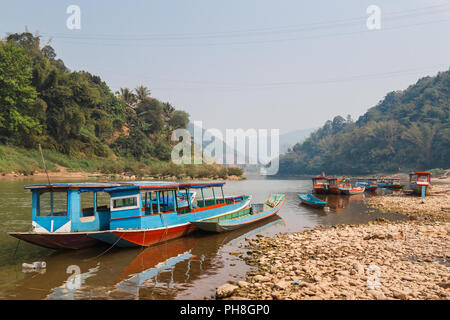 Boote am Nam Ou in Muang Khua, Laos Stockfoto