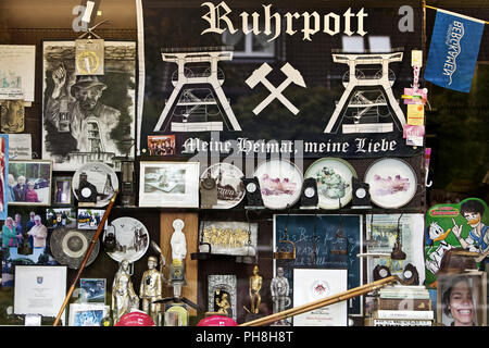 Ruhrgebiet, Souvenirs in einem Schaufenster eines Kiosk Stockfoto