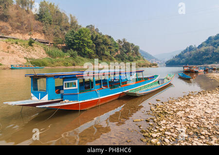 Boote am Nam Ou in Muang Khua, Laos Stockfoto