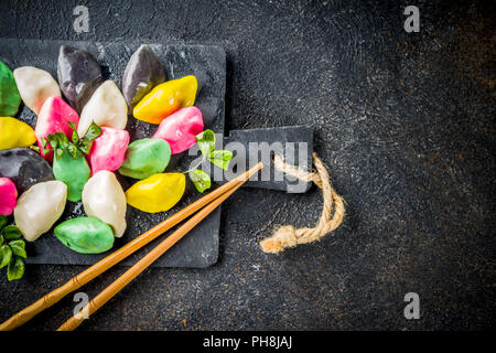 Traditionelle Chuseok Tag essen, Koreanisch Halbmondförmigen Reiskuchen Songpyeon, weißem Marmor Background Copy space Top View Stockfoto