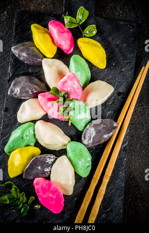 Traditionelle Chuseok Tag essen, Koreanisch Halbmondförmigen Reiskuchen Songpyeon, weißem Marmor Background Copy space Top View Stockfoto