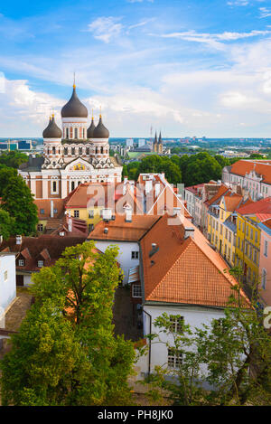 Toompea Tallinn, Luftbild im Sommer des Toompea Hill Distrikts mit der Alexander Newski orthodoxen Kathedrale, die auf der Skyline von Tallinn, Estland, zu sehen ist Stockfoto