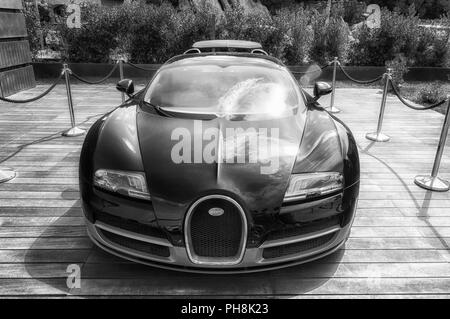 Italien - Porto Cervo - 19. August 2018: Frontansicht der Supersportwagen Bugatti Veyron in Porto Cervo auf Sardinien. Der Bugatti ist ein französischer Auto Stockfoto