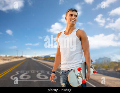 Mann mit dem Skateboard über uns Route 66 Hintergrund Stockfoto