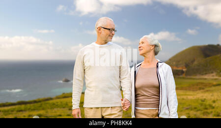 Gerne älteres Paar über Big Sur Küste Stockfoto